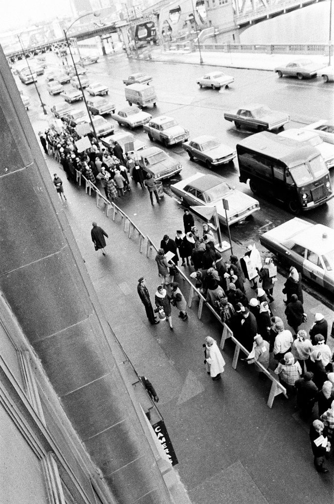 Anti-busing picketers outside Board of Education - Chicago Sun-Times