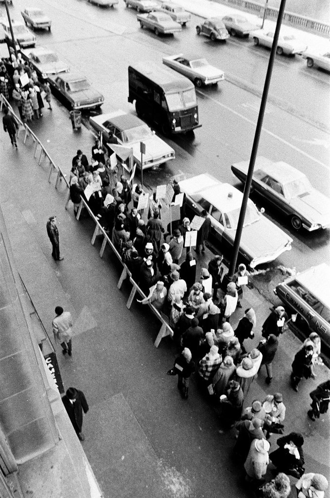 Anti-busing picketers outside Board of Education - Chicago Sun-Times