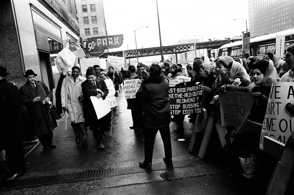 Anti-busing protestors at the Board of Education - Chicago Sun-Times