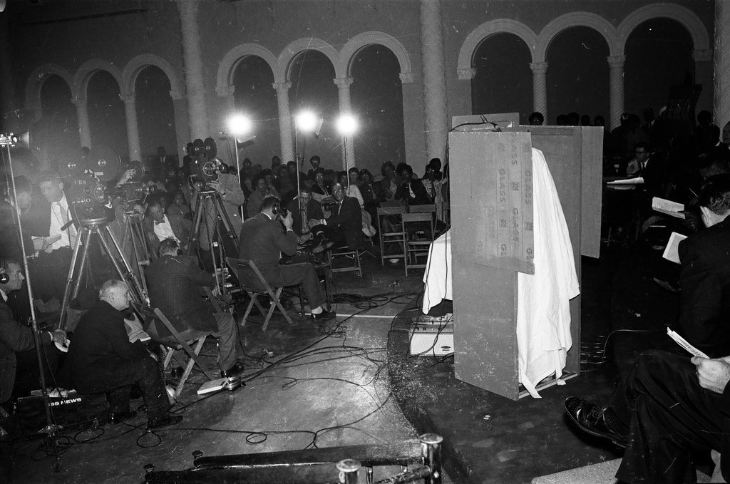 Temporary Woodlawn Organization meeting regarding school segregation - Chicago Sun-Times
