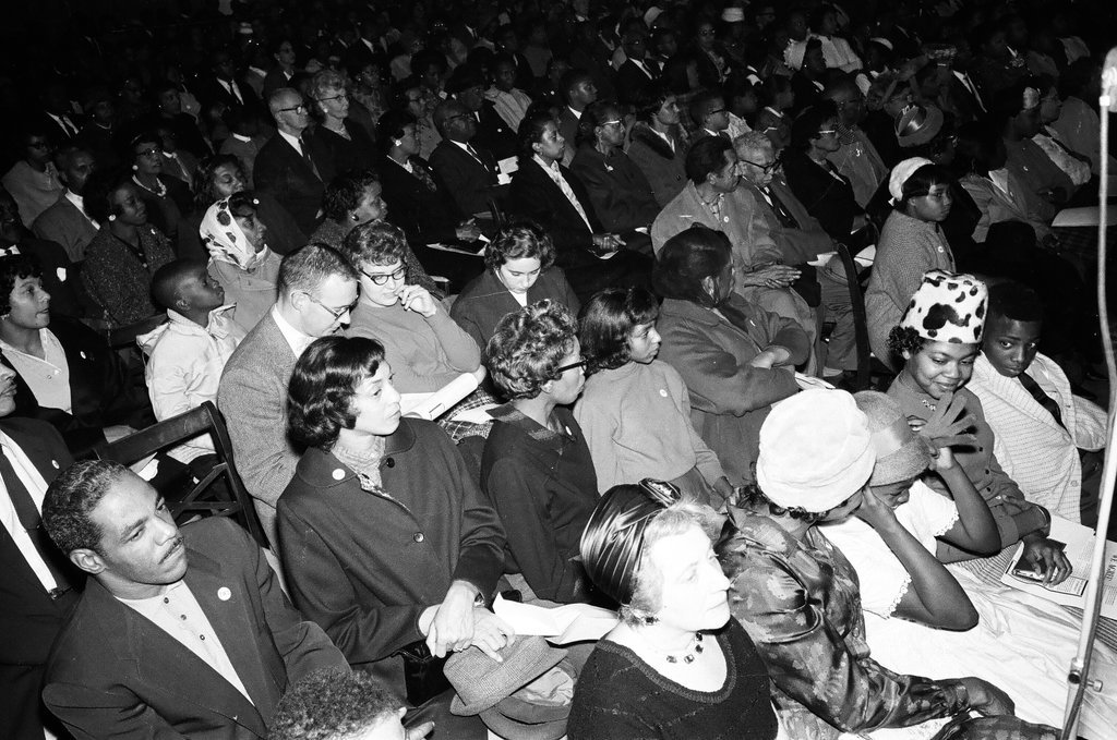 Temporary Woodlawn Organization meeting regarding school segregation - Chicago Sun-Times