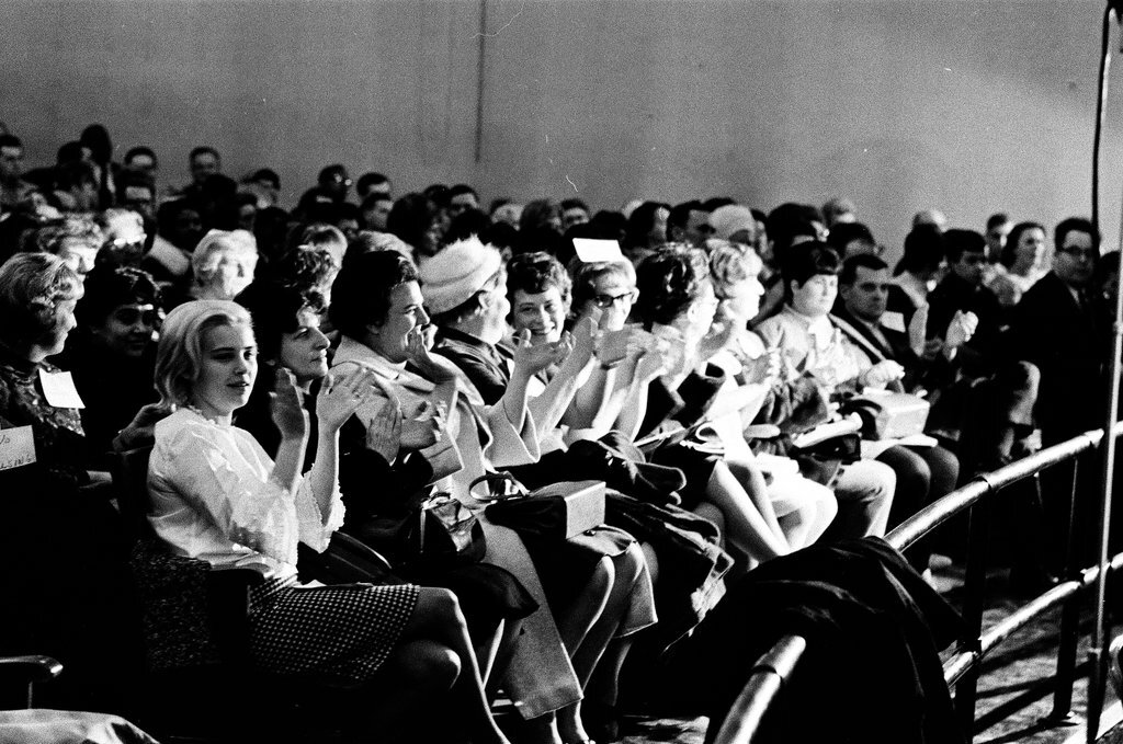 Crowd at busing community hearing - Chicago Sun-Times