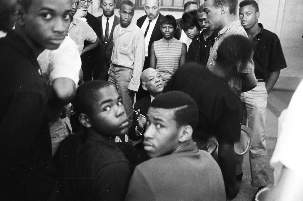 Youth gang members meet in City Hall - Chicago Sun-Times