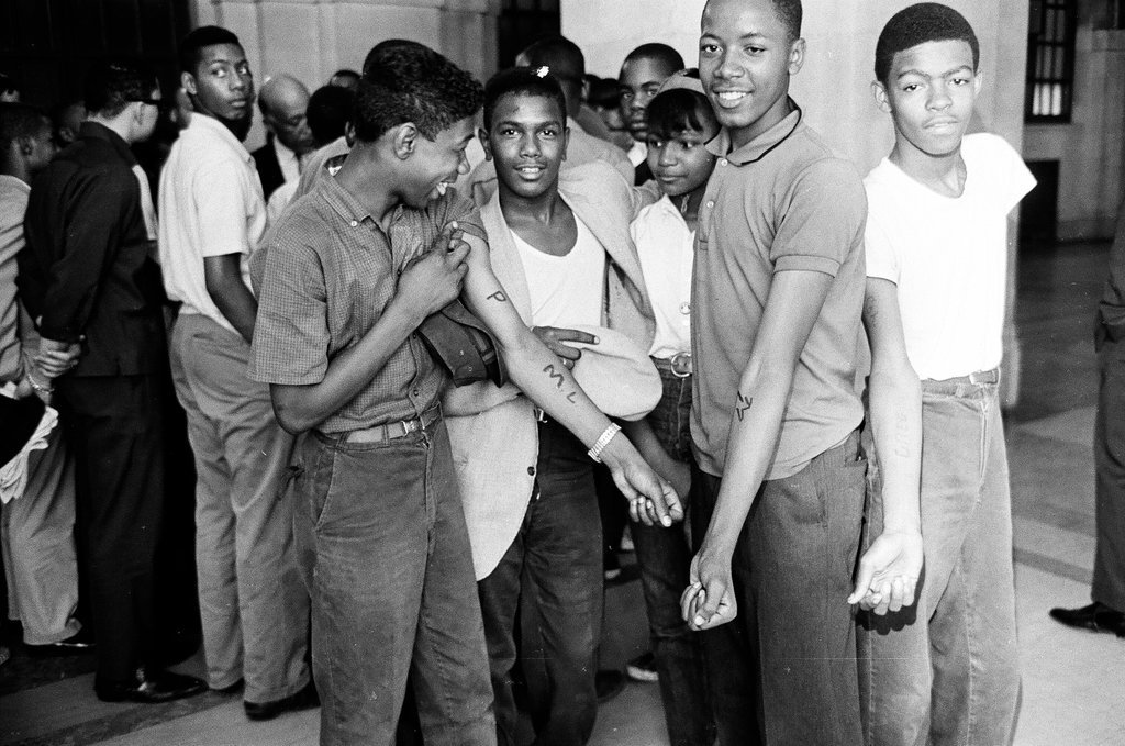 Youth gang members meet in City Hall - Chicago Sun-Times