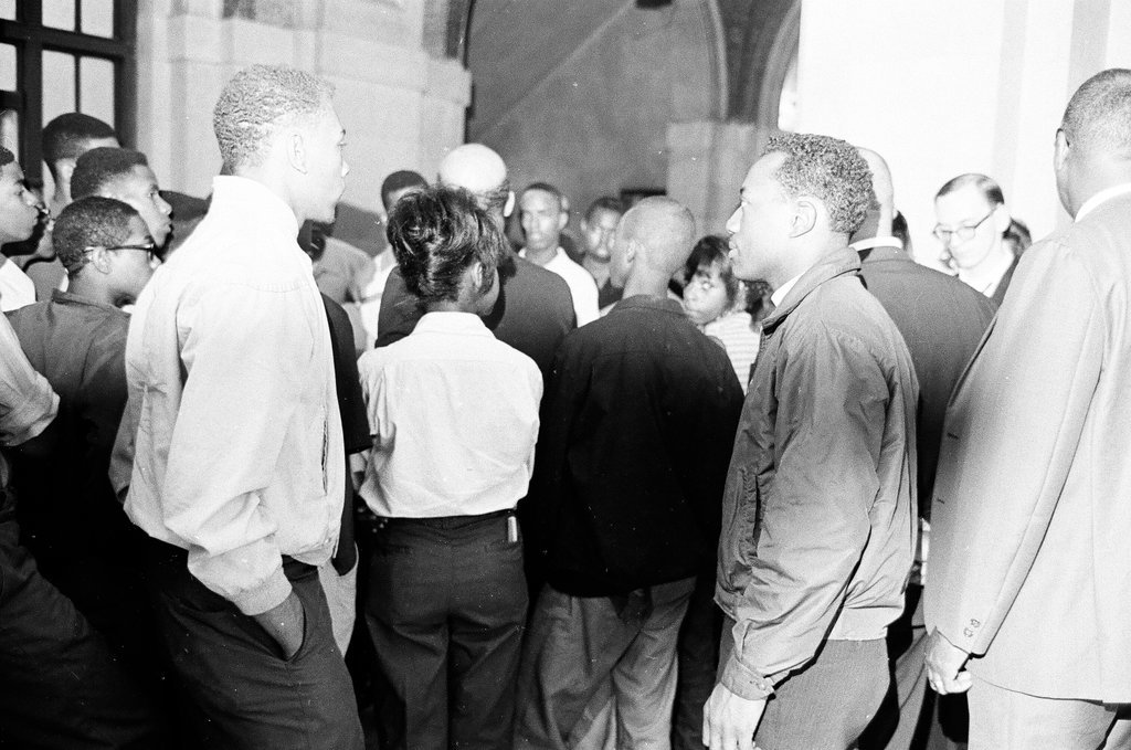 Youth gang members meet in City Hall - Chicago Sun-Times