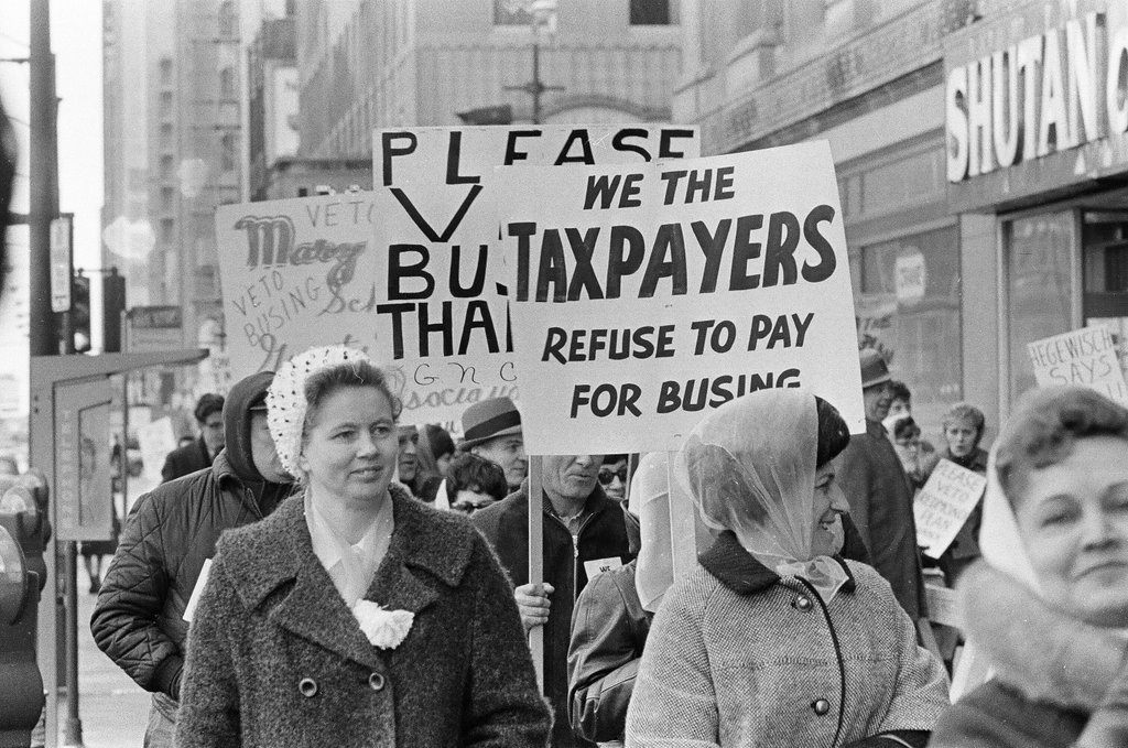 Anti-busing protesters picket Board of Education - Chicago Sun-Times