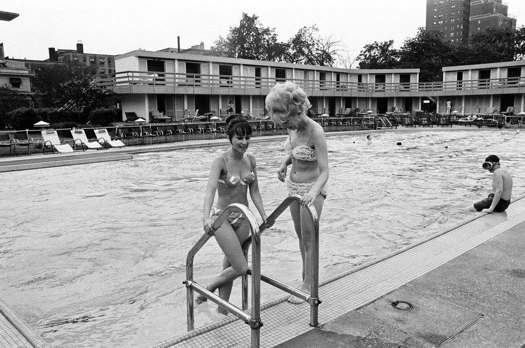 Showgirls at the Edgewater Beach Hotel pool - Chicago Sun-Times