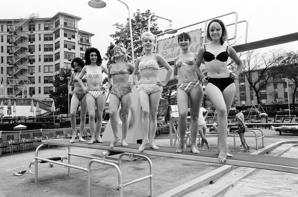 Showgirls at the Edgewater Beach Hotel pool - Chicago Sun-Times