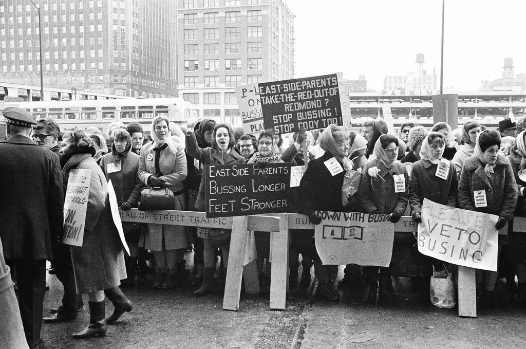 Anti-busing protesters picket Board of Education - Chicago Sun-Times