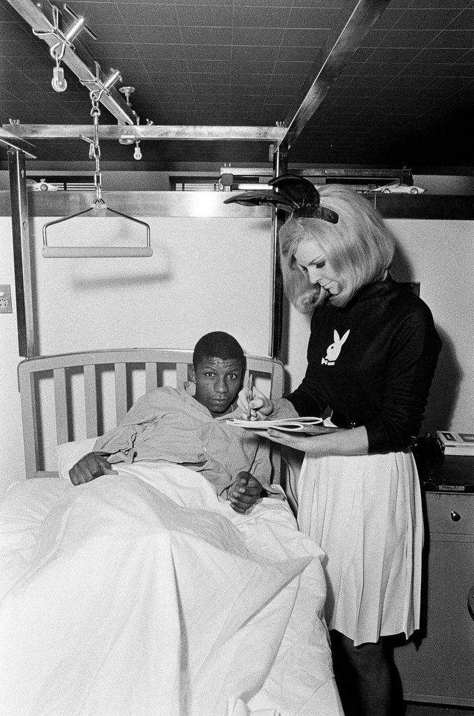 Playboy bunnies visit naval hospital - Chicago Sun-Times