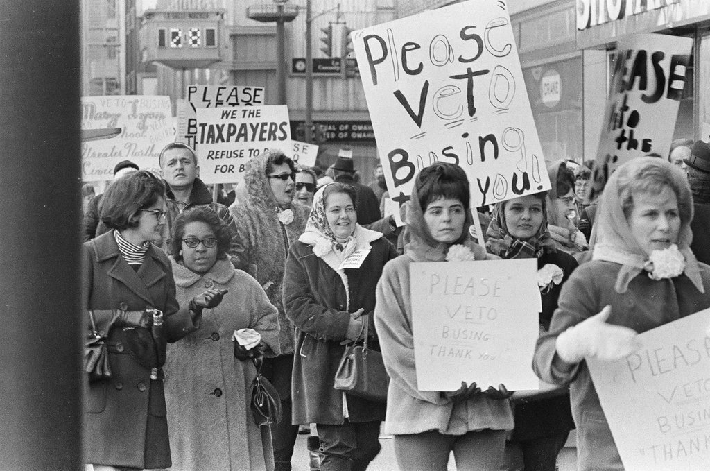 Anti-busing protesters picket Board of Education - Chicago Sun-Times