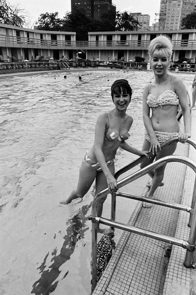 Showgirls at the Edgewater Beach Hotel pool - Chicago Sun-Times
