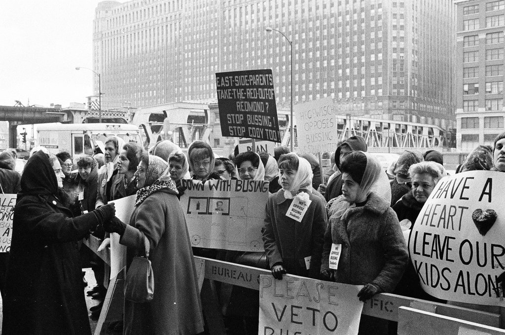 Anti-busing protesters picket Board of Education - Chicago Sun-Times
