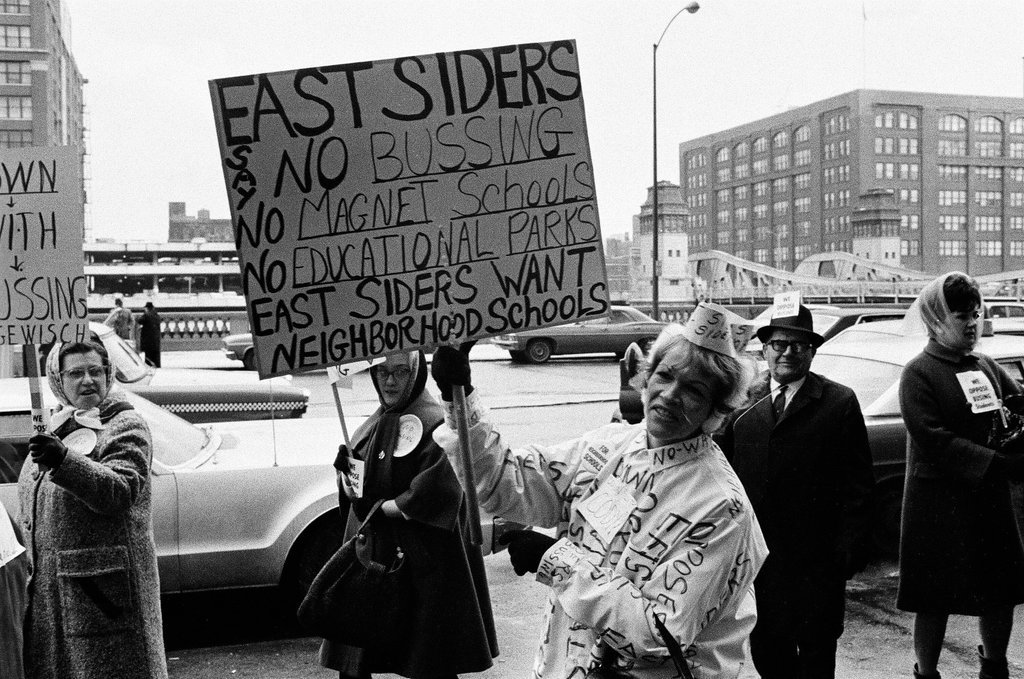 Anti-busing protesters picket Board of Education - Chicago Sun-Times