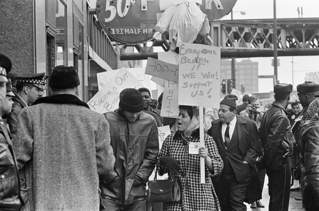 Anti-busing protesters picket Board of Education - Chicago Sun-Times