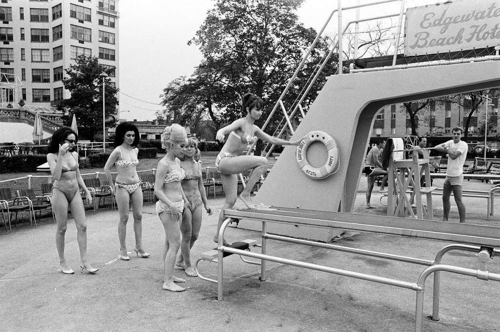 Showgirls at the Edgewater Beach Hotel pool - Chicago Sun-Times