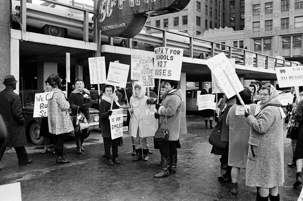 Anti-busing protesters picket Board of Education - Chicago Sun-Times