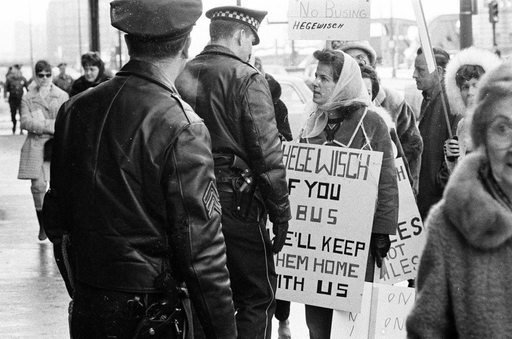 Anti-busing protesters picket Board of Education - Chicago Sun-Times