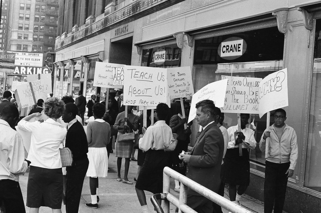 People picket the Board of Education building regarding mobile schools - Howard Lyon for Chicago Sun-Times