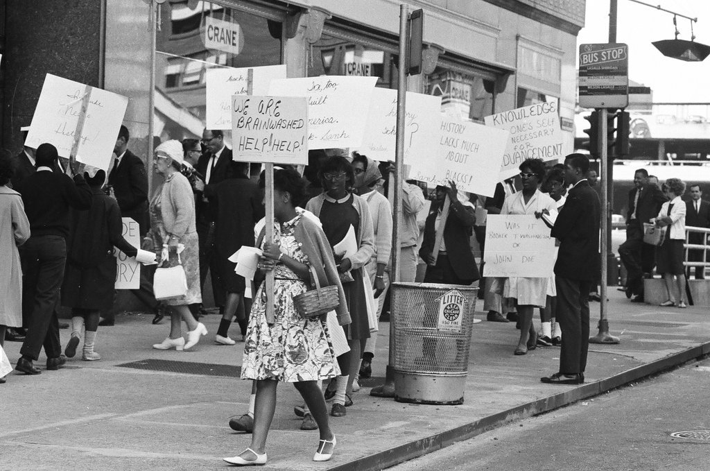 People picket the Board of Education building regarding mobile schools - Howard Lyon for Chicago Sun-Times