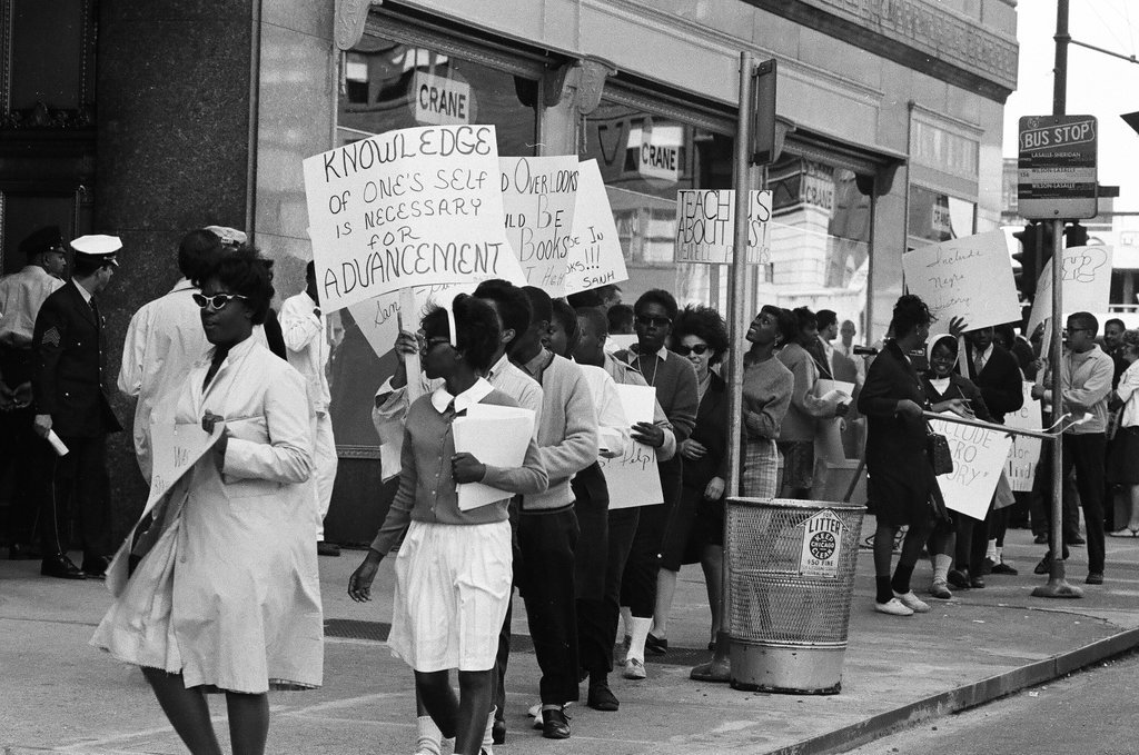People picket the Board of Education building regarding mobile schools - Howard Lyon for Chicago Sun-Times