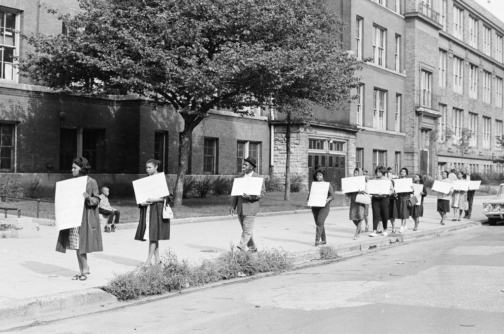 Picketers at Wentworth Elementary School - Howard Lyon for Chicago Sun-Times