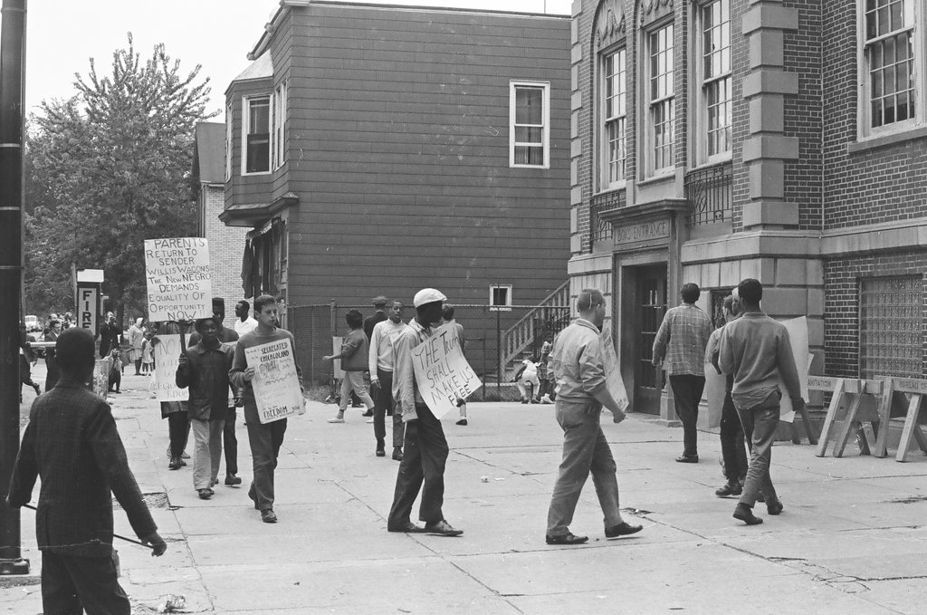 Anti-Willis picketers outside Guggenheim Elementary - Howard Lyon for Chicago Sun-Times