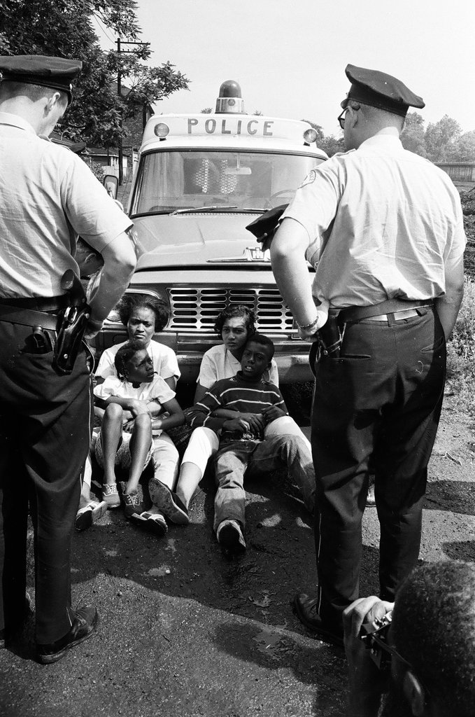 Mobile classroom protesters - Gene Pesek for Chicago Sun-Times