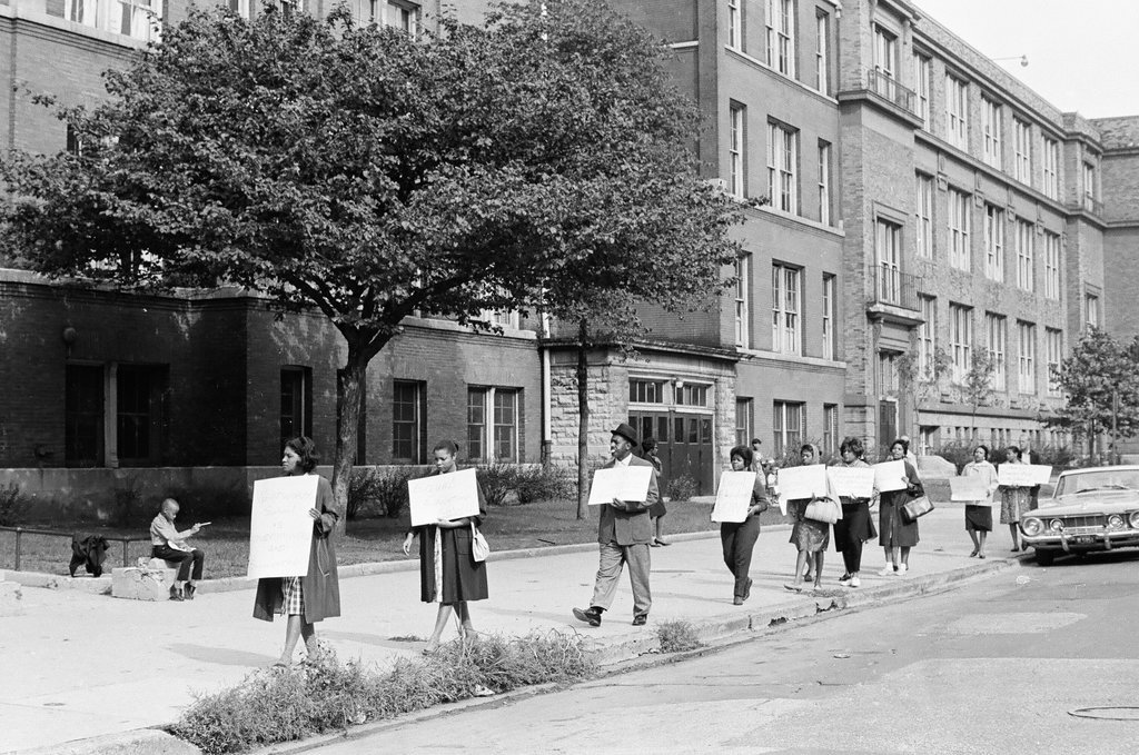 Picketers at Wentworth Elementary School - Howard Lyon for Chicago Sun-Times