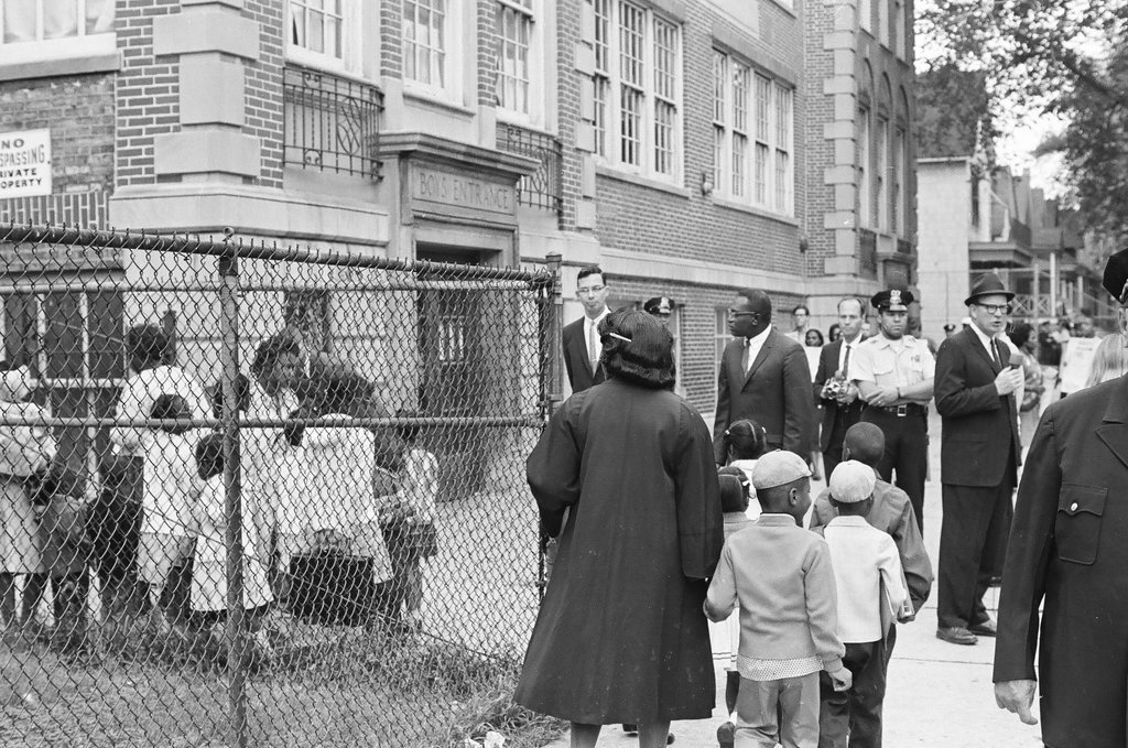 Picketers outside Guggenheim Elementary - Howard Lyon for Chicago Sun-Times