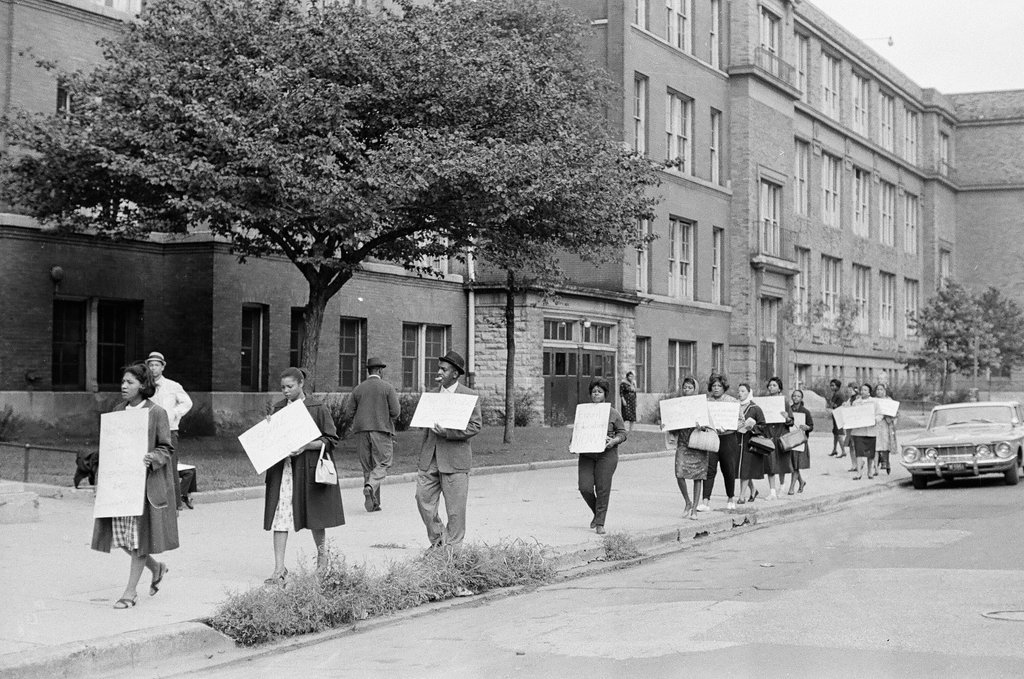 Picketers at Wentworth Elementary School - Howard Lyon for Chicago Sun-Times