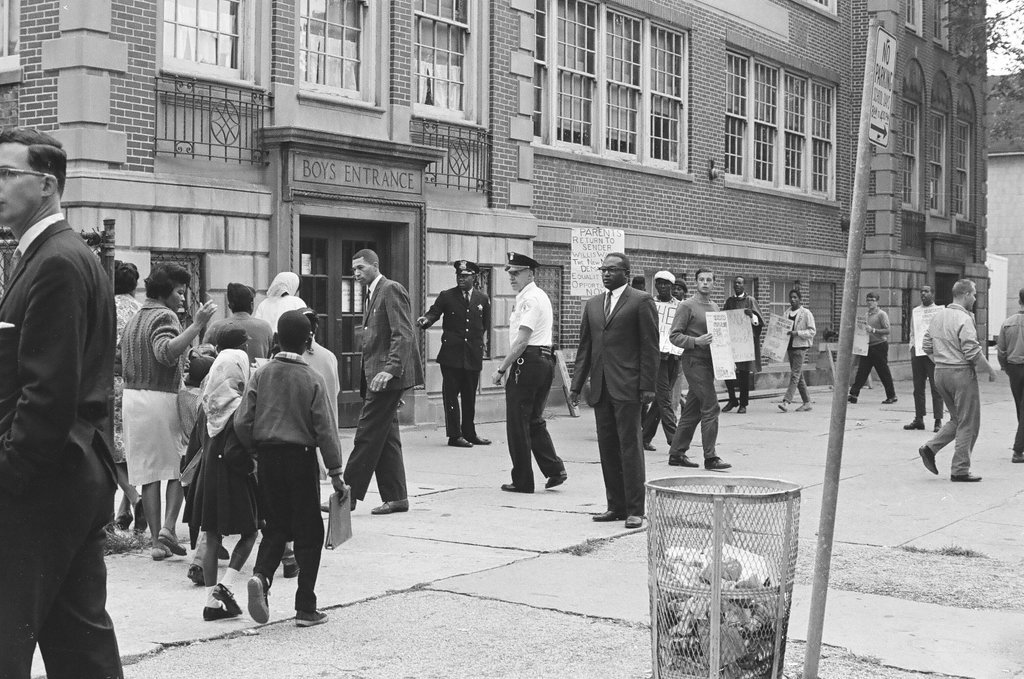 Picketers outside Guggenheim Elementary - Howard Lyon for Chicago Sun-Times