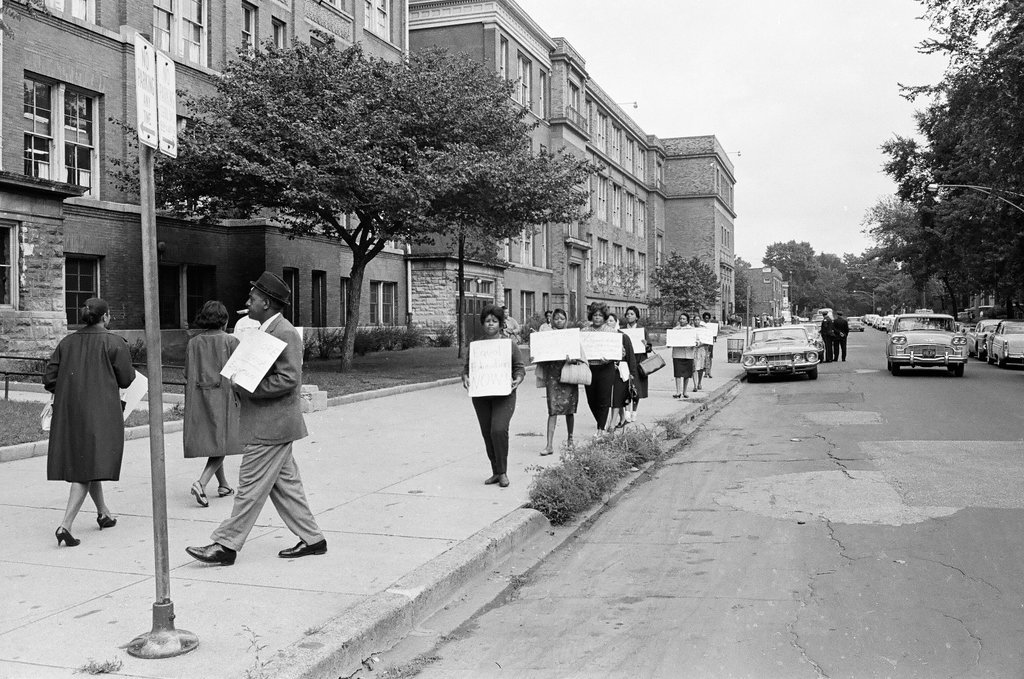 Anti-Willis picketers outside Guggenheim Elementary - Howard Lyon for Chicago Sun-Times
