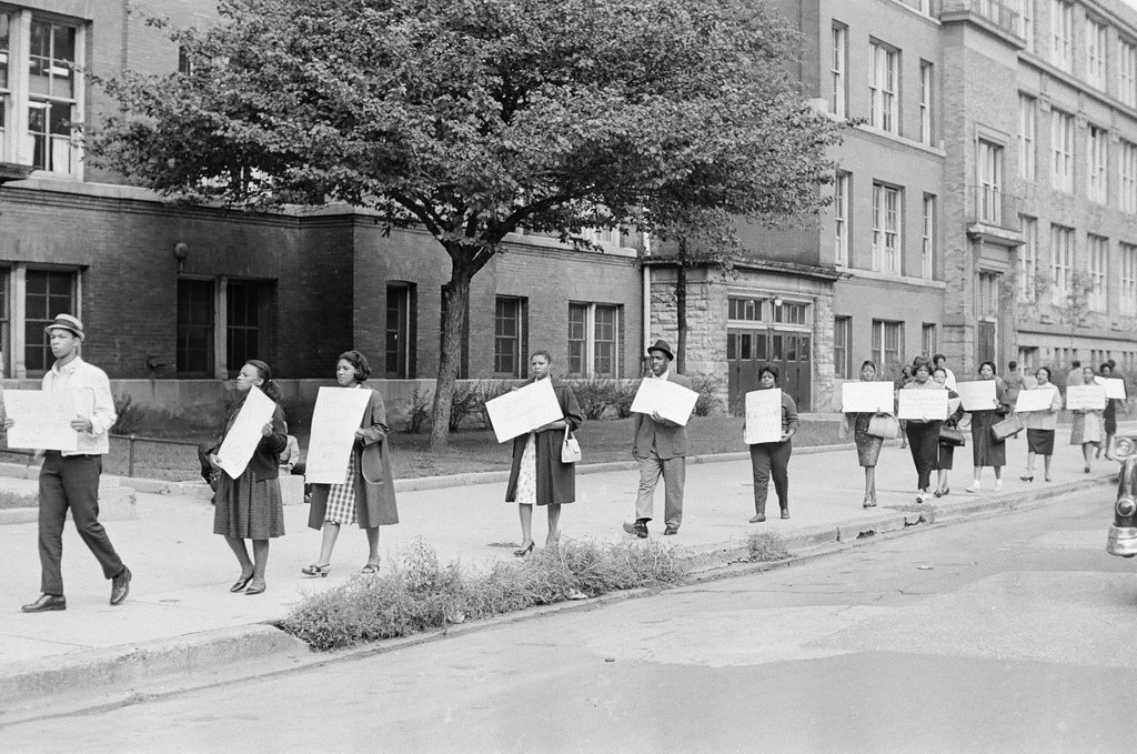Picketers at Wentworth Elementary School - Howard Lyon for Chicago Sun-Times