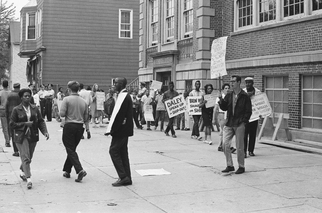 Anti-Willis picketers outside Guggenheim Elementary - Howard Lyon for Chicago Sun-Times