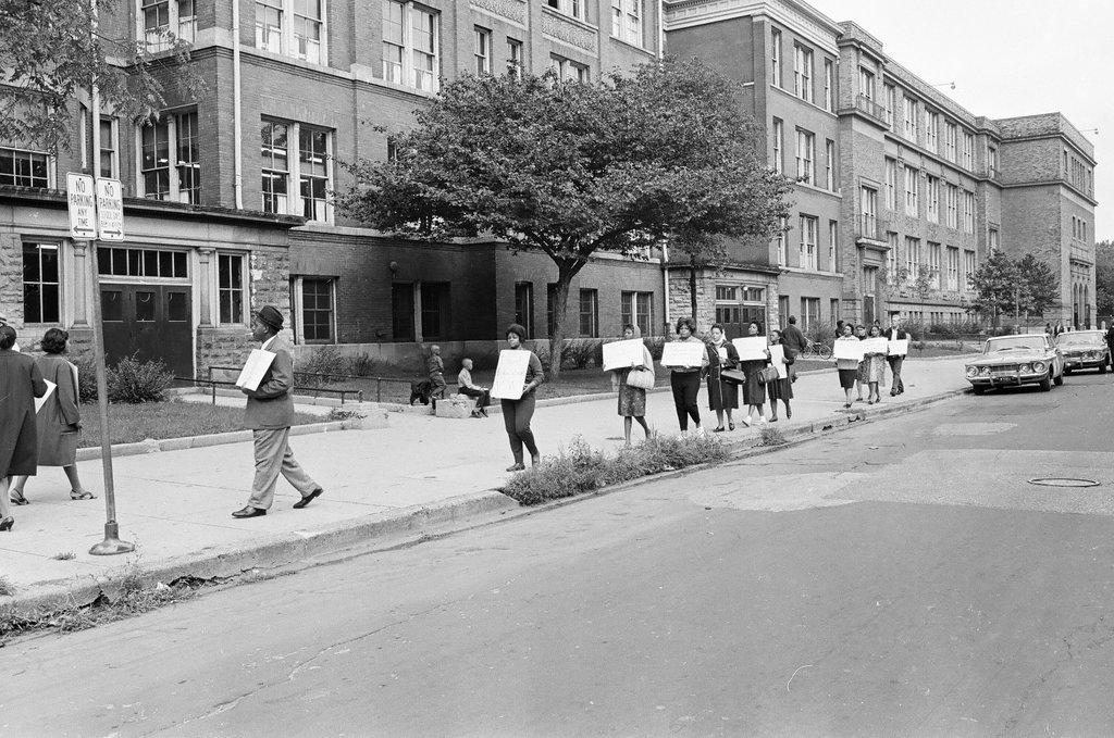 Anti-Willis picketers outside Guggenheim Elementary - Howard Lyon for Chicago Sun-Times