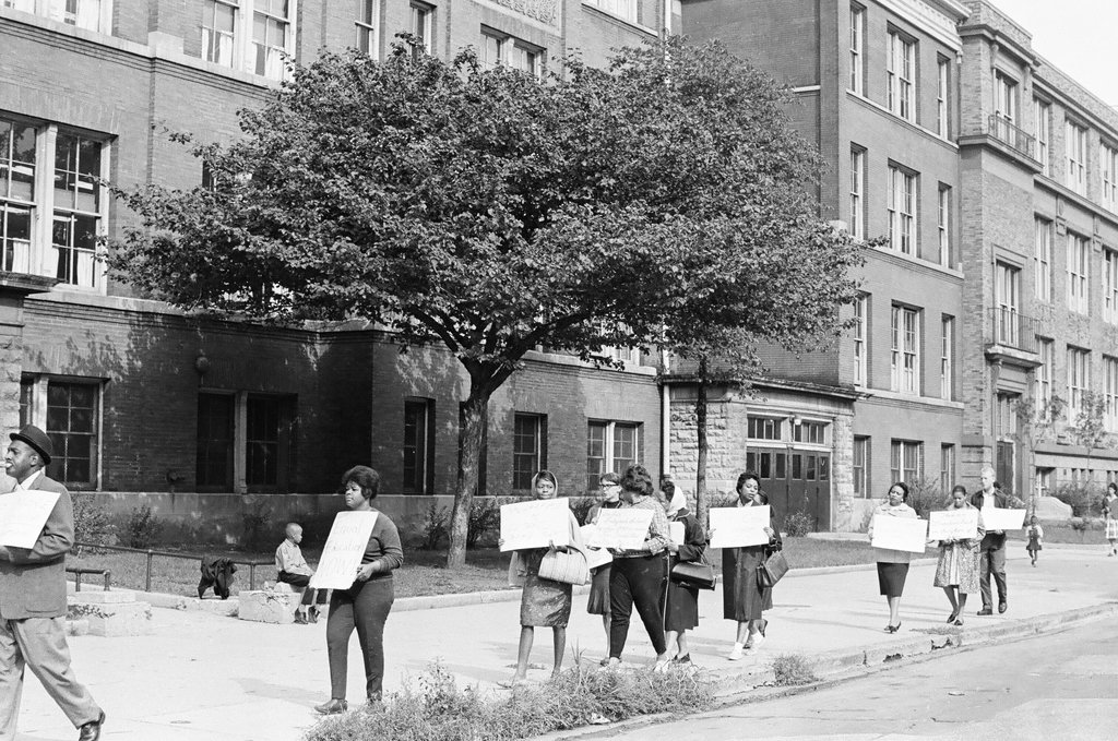 Picketers at Wentworth Elementary School - Howard Lyon for Chicago Sun-Times
