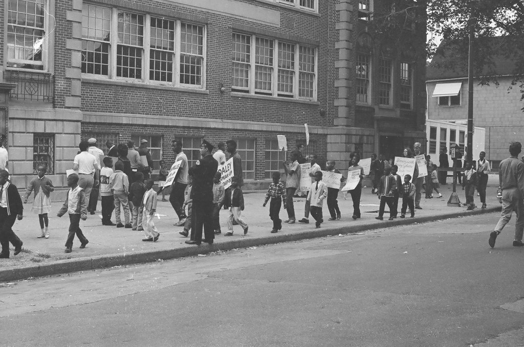 Anti-Willis picketers outside Guggenheim Elementary - Howard Lyon for Chicago Sun-Times