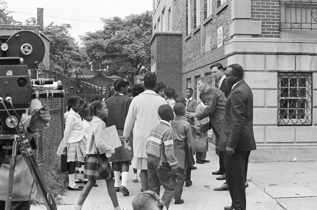 Picketers outside Guggenheim Elementary - Howard Lyon for Chicago Sun-Times