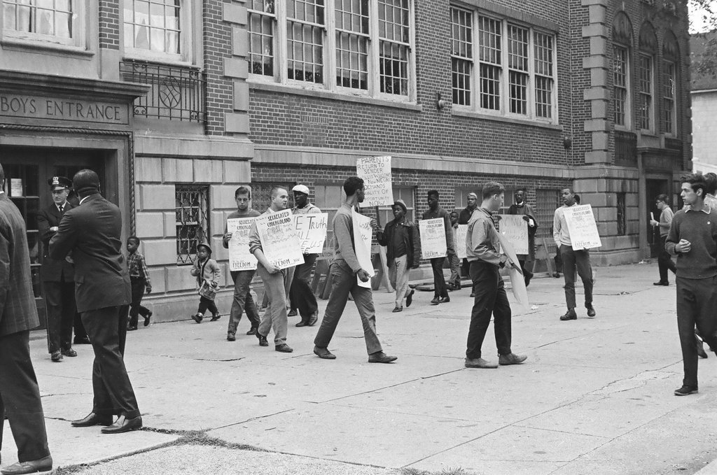 Anti-Willis picketers outside Guggenheim Elementary - Howard Lyon for Chicago Sun-Times