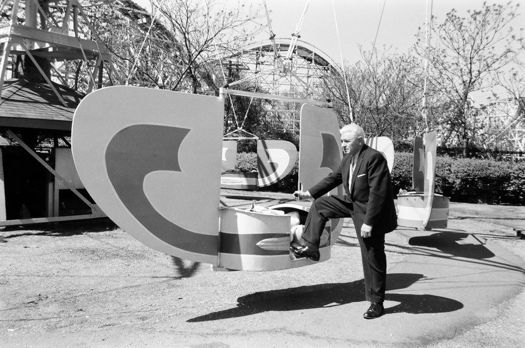 Inspecting rides at Riverview Amusement Park - Chicago Sun-Times