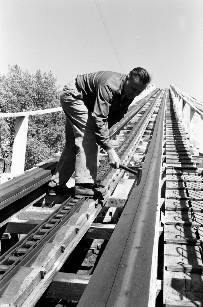 Inspecting rides at Riverview Amusement Park - Chicago Sun-Times