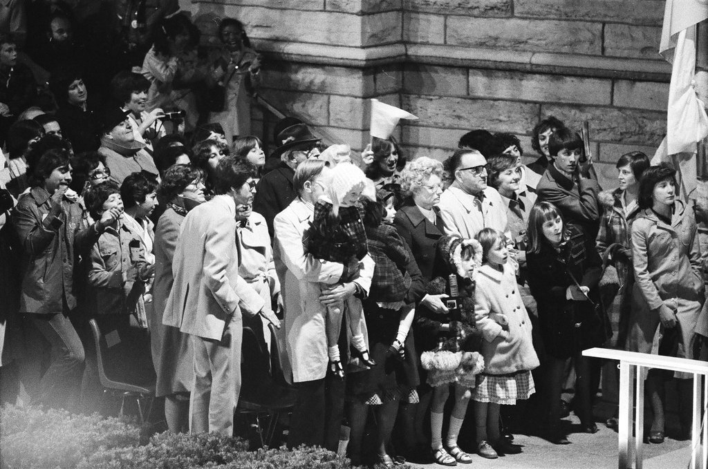 Crowds gather to see Pope John Paul II at Holy Name Cathedral - Gene Pesek for Chicago Sun-Times