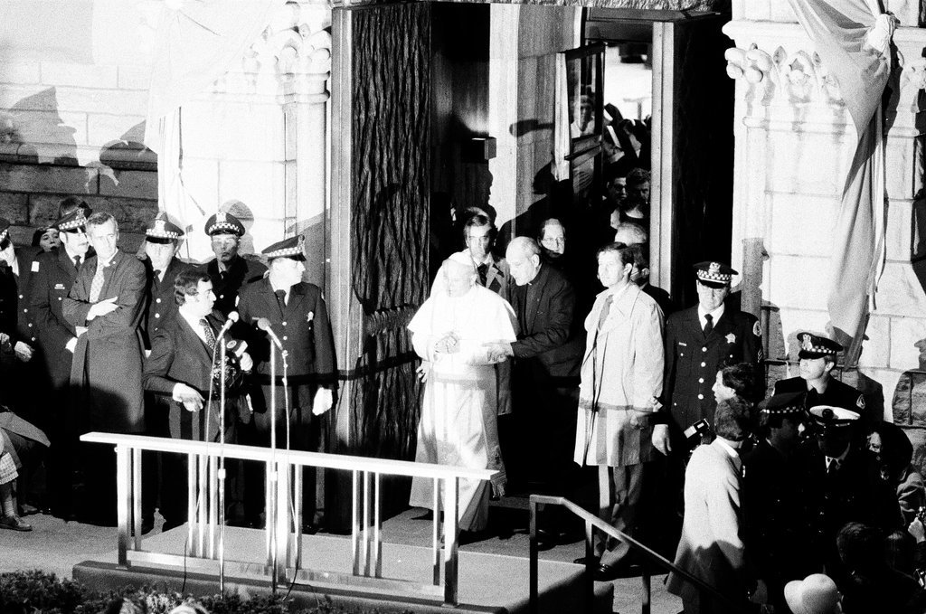 Crowds gather to see Pope John Paul II at Holy Name Cathedral - Gene Pesek for Chicago Sun-Times