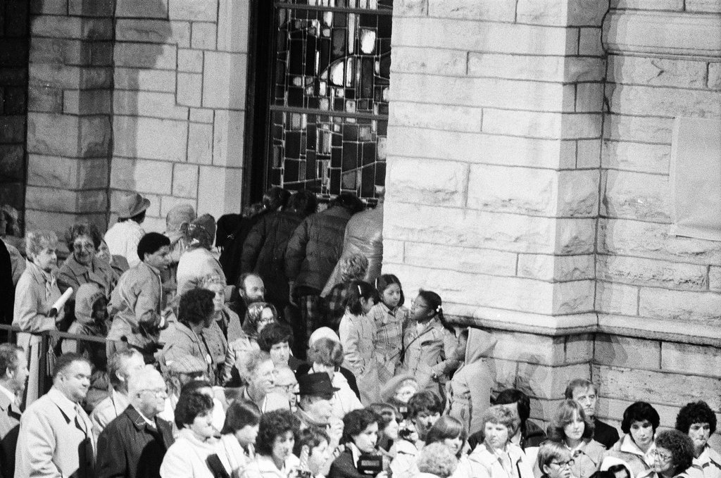 Crowds gather to see Pope John Paul II at Holy Name Cathedral - Gene Pesek for Chicago Sun-Times