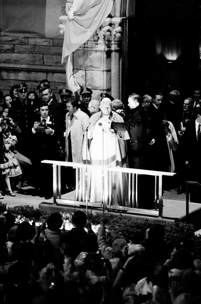 Crowds gather to see Pope John Paul II at Holy Name Cathedral - Gene Pesek for Chicago Sun-Times