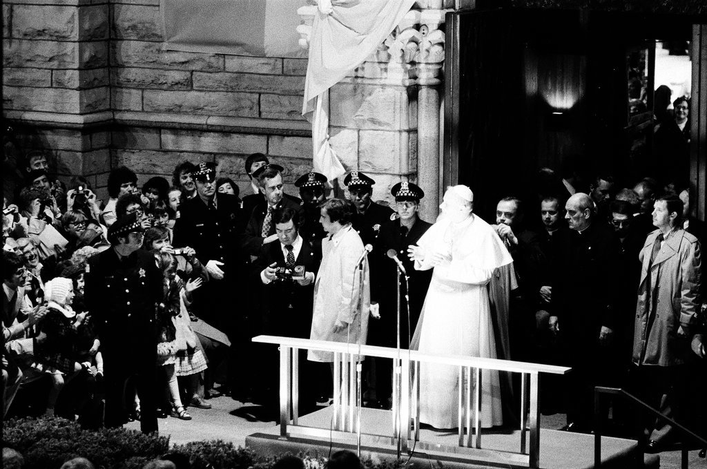 Crowds gather to see Pope John Paul II at Holy Name Cathedral - Gene Pesek for Chicago Sun-Times