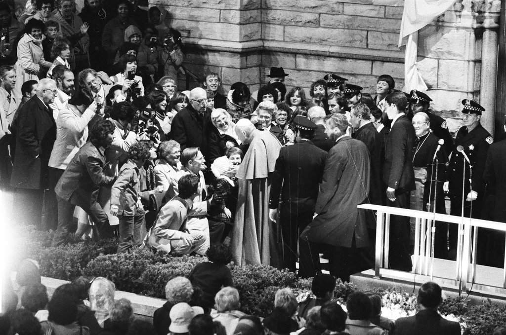 Crowds gather to see Pope John Paul II at Holy Name Cathedral - Gene Pesek for Chicago Sun-Times