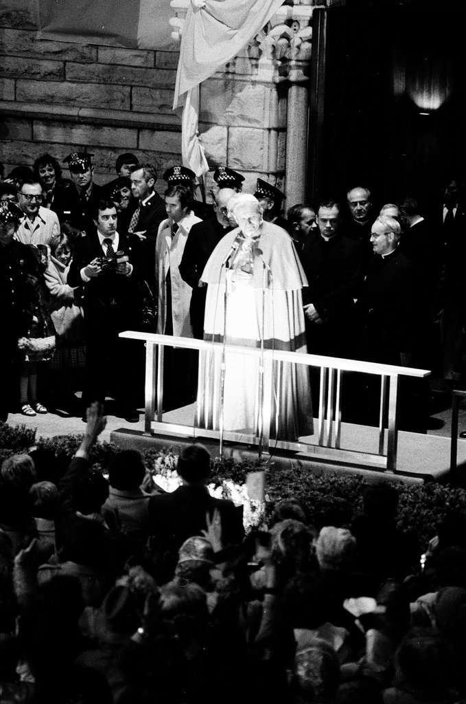 Crowds gather to see Pope John Paul II at Holy Name Cathedral - Gene Pesek for Chicago Sun-Times