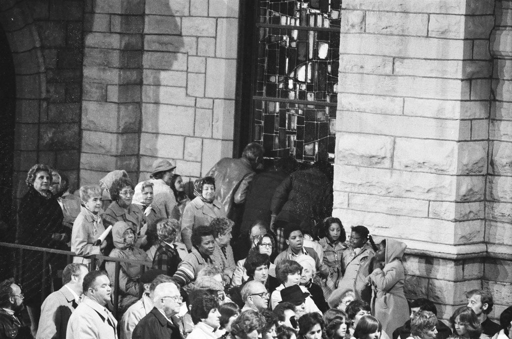 Crowds gather to see Pope John Paul II at Holy Name Cathedral - Gene Pesek for Chicago Sun-Times